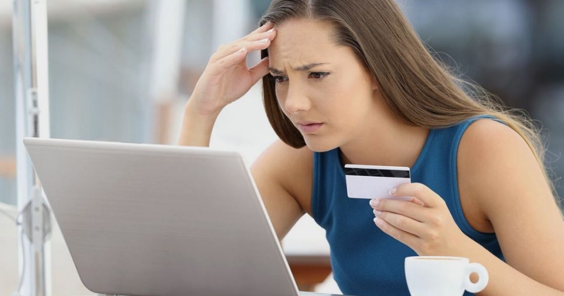 Mujer solicitando un préstamo rápido online sin papeles