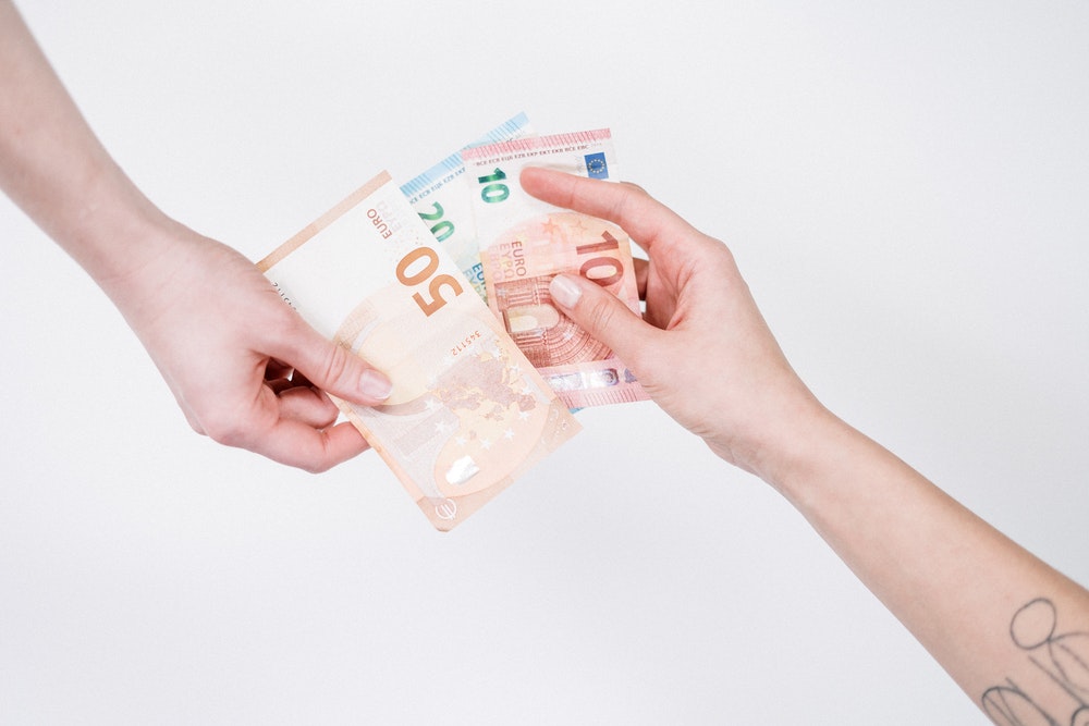 manos cogiendo billetes de euro