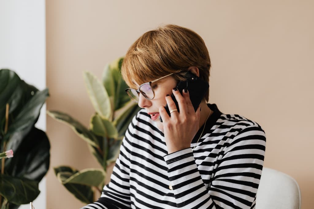 mujer llama para solucionar una deuda telefónica